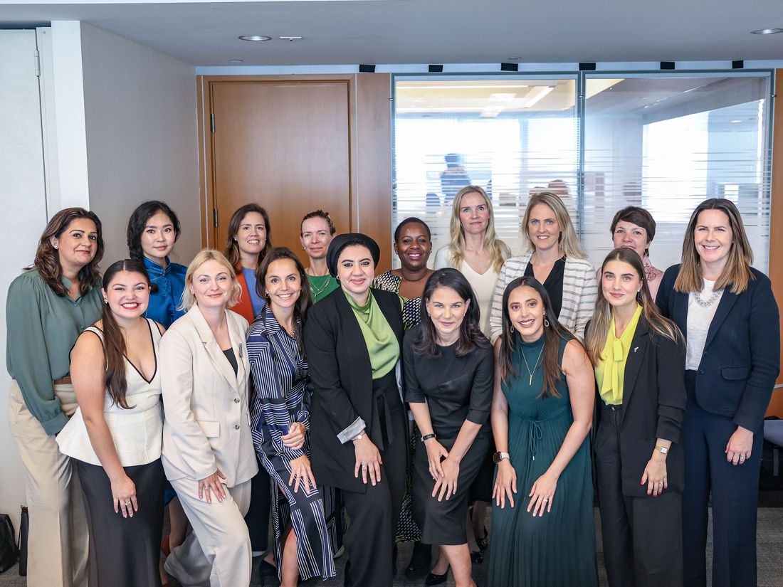 Group photo of the Women Parliamentarians Program together with the President of the UN General Assembly, Annalena Baerbock