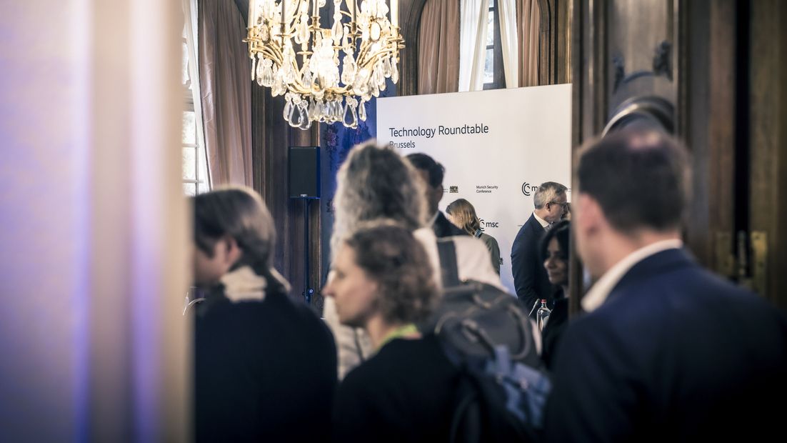 Teilnehmer:innen des MSC Technology Roundtables gehen in den Veranstaltungssaal.