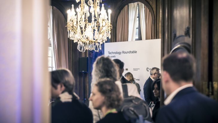 Teilnehmer:innen des MSC Technology Roundtables gehen in den Veranstaltungssaal.