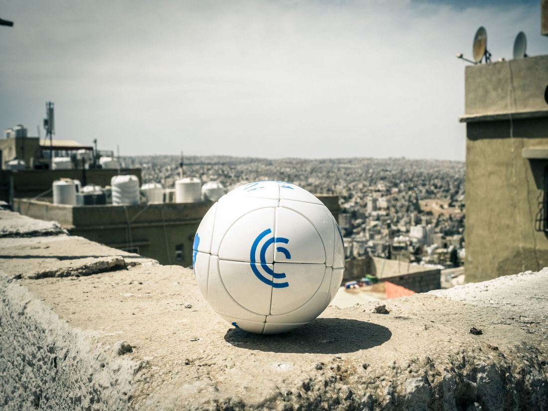 Rubik's Ball mit MSC Logo, im Hintergrund ist Amman zu sehen