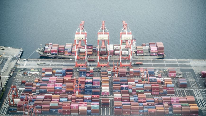 Containerschiff im Hafen