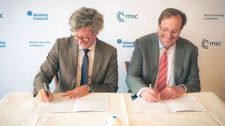 Benedikt Franke (stellvertretender Vorsitzender und CEO der Münchner Sicherheitskonferenz) und Frederick Kempe (Präsident und CEO des Atlantic Council) unterzeichnen das Partnerschaftsabkommen