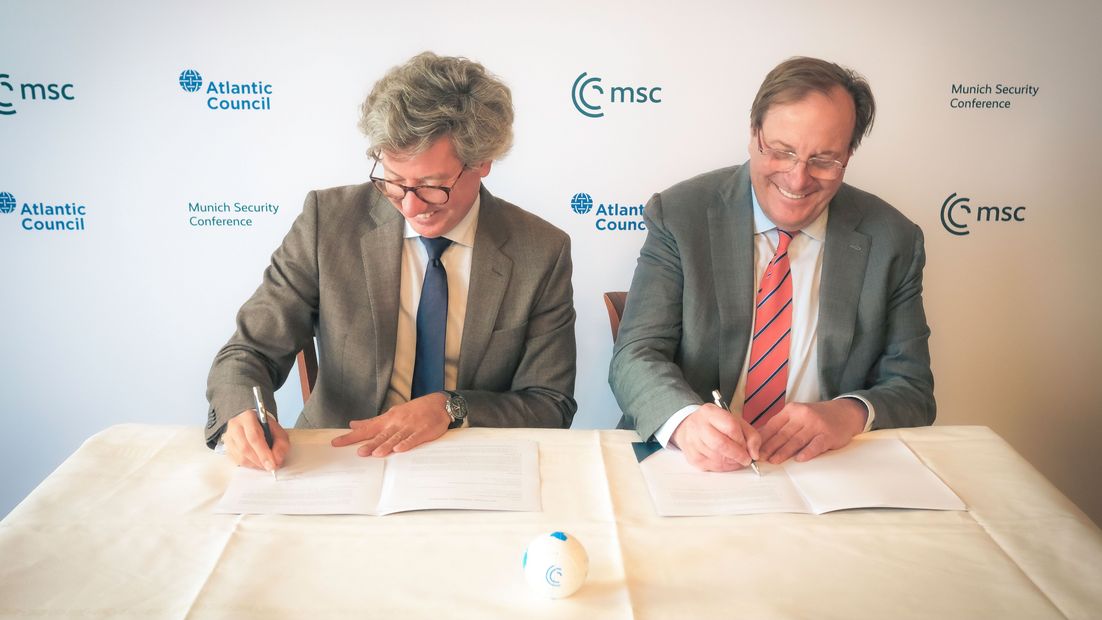 Benedikt Franke (Vice Chairman and CEO of the Munich Security Conference) and Frederick Kempe (President and CEO of the Atlantic Council) sign the partnership agreement