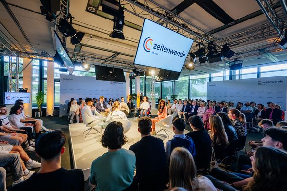 Zeitenwende on tour in Güthersloh mit Schüler:innen, Nico Lange, Senior Fellow der Münchner Sicherheitskonferenz und Moderatorin Nina Moghaddam
