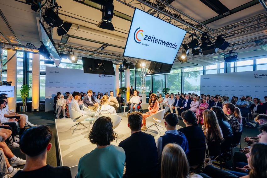 Zeitenwende on tour in Güthersloh mit Schüler:innen, Nico Lange, Senior Fellow der Münchner Sicherheitskonferenz und Moderatorin Nina Moghaddam