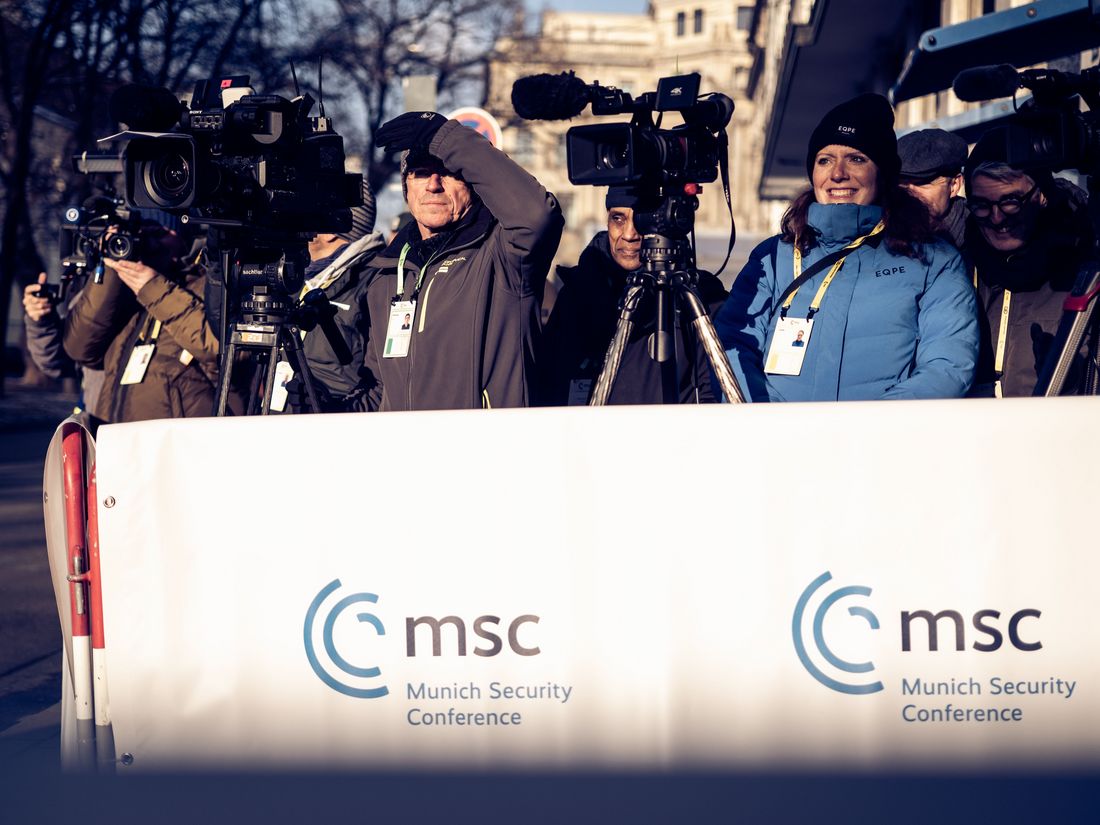 Journalisten und Medienschaffende vor dem Bayrischen Hof bei der Münchner Sicherheitskonferenz 2025.