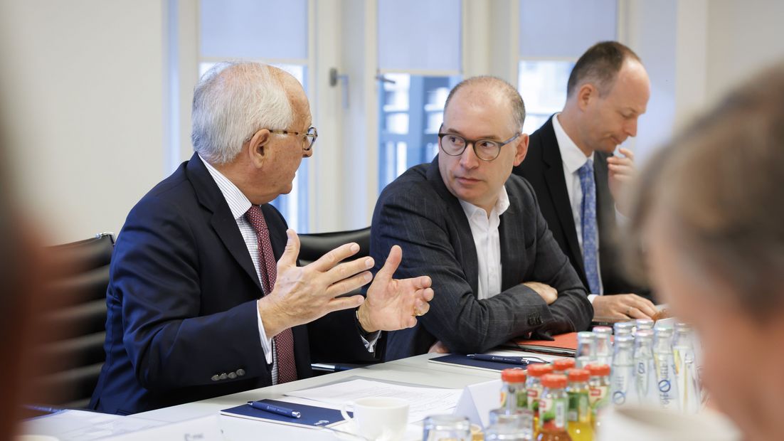 Wolfgang Ischinger, Präsident der Stiftungsrats der Münchner Sicherheitskonferenz, im Gespräch mit Niels Annen, Staatssekretär des Bundesministeriums für wirtschaftliche Zusammenarbeit und Entwicklung