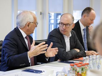 Wolfgang Ischinger, Präsident der Stiftungsrats der Münchner Sicherheitskonferenz, im Gespräch mit Niels Annen, Staatssekretär des Bundesministeriums für wirtschaftliche Zusammenarbeit und Entwicklung