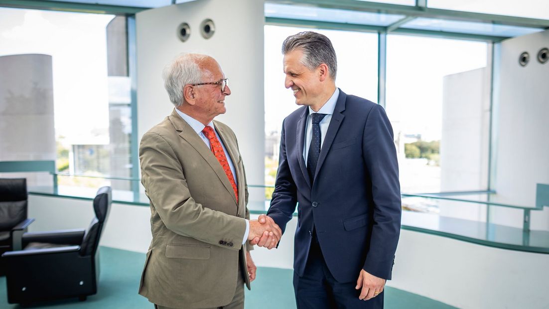 Wolfgang Ischinger, Präsident des Stiftungsrats der Münchner Sicherheitskonferenz, und Thorsten Frei, Bundesminister für besondere Aufgaben und Chef des Bundeskanzleramtes, schütteln sich die Hände.