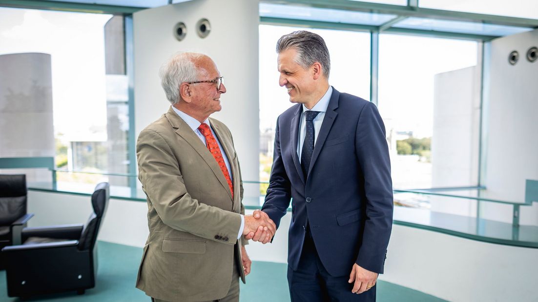 Wolfgang Ischinger, President of the Munich Security Conference Foundation Council, and Thorsten Frei, Head of the Federal Chancellery and Federal Minister for Special Tasks, are shaking hands.