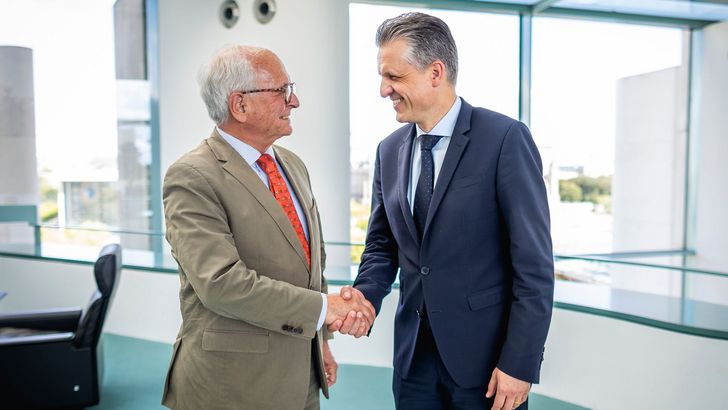 Wolfgang Ischinger, Präsident des Stiftungsrats der Münchner Sicherheitskonferenz, und Thorsten Frei, Bundesminister für besondere Aufgaben und Chef des Bundeskanzleramtes, schütteln sich die Hände.