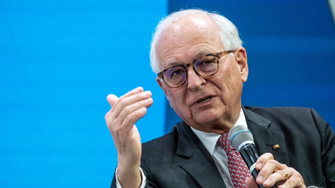 Wolfgang Ischinger spricht auf der Bühne der Münchner Sicherheitskonferenz 2025