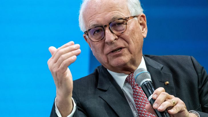 Wolfgang Ischinger spricht auf der Bühne der Münchner Sicherheitskonferenz 2025