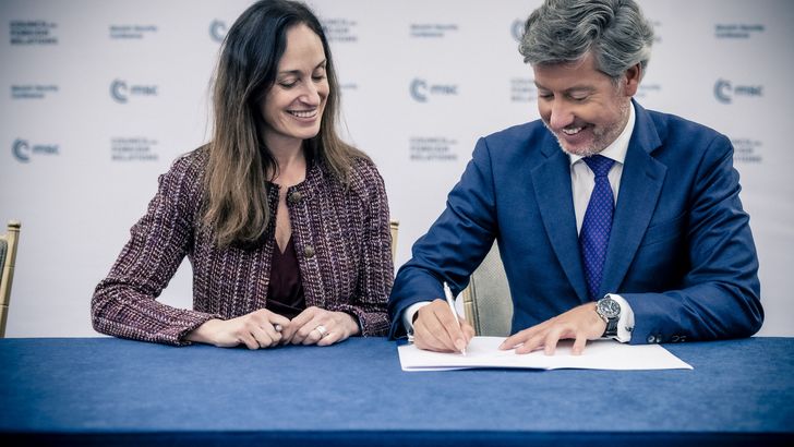 Shannon O'Neil (CFR) und Benedikt Franke (MSC) unterzeichnen den Memorandum of Understanding