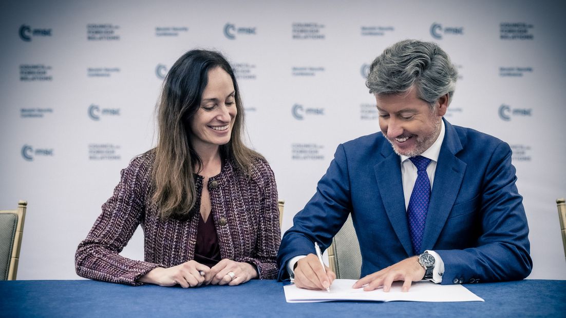 Shannon O'Neil (CFR) and Benedikt Franke (MSC) sign the Memorandum of Understanding