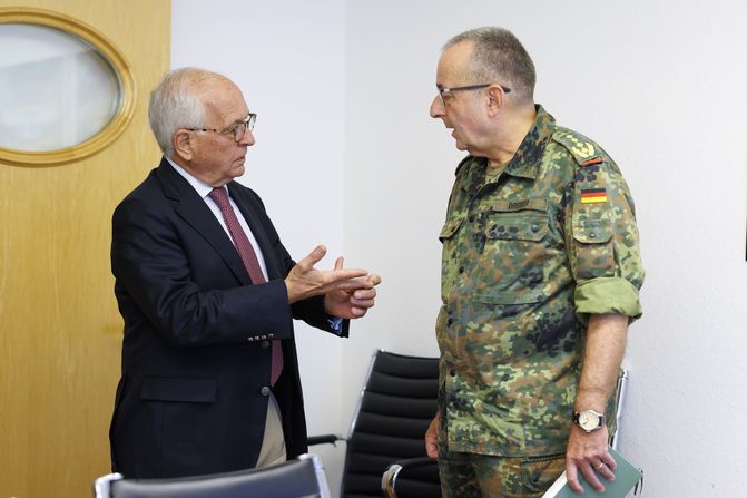 Wolfgang ischinger, Präsident des Stiftungsrats der Münchner Sicherheitskonferenz, im Gespräch mit Carsten Breuer, Generalinspekteur der Bundeswehr