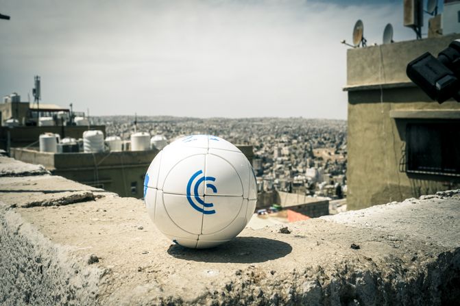 Ein Rubiksball mit dem Logo der Münchner Sicherheitskonferenz