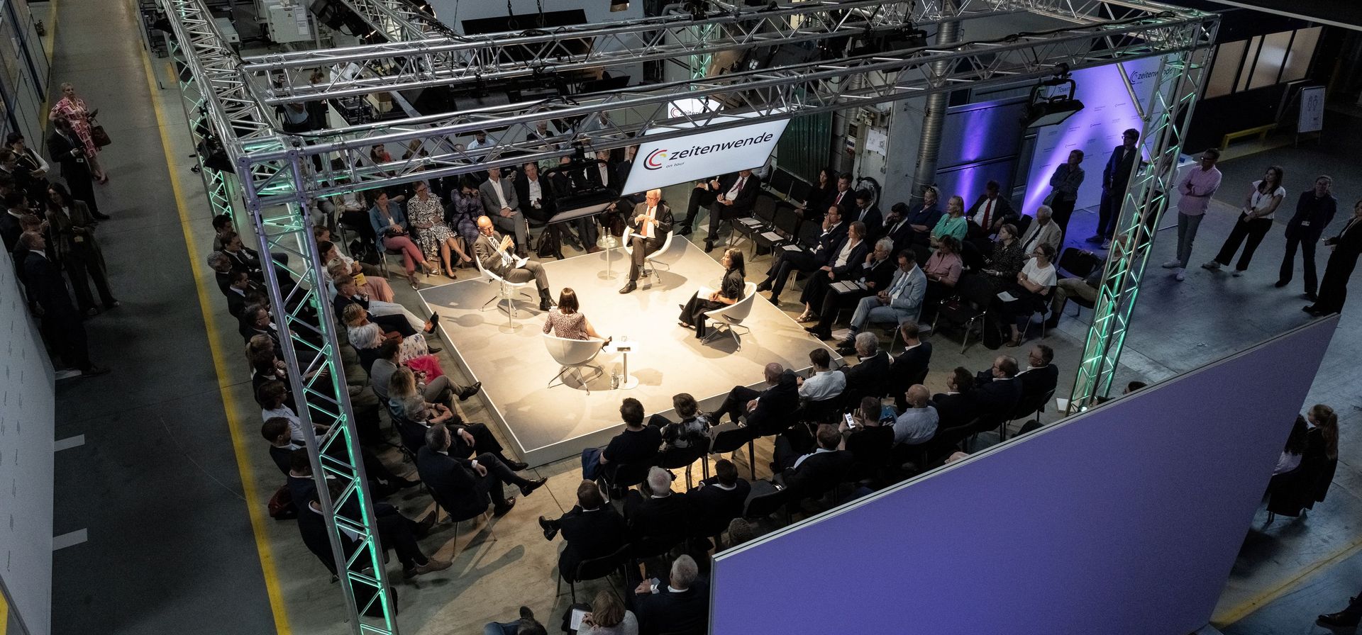 Blick von oben auf die erste Diskussionsrunde bei Zeitenwende auf Tour in Berlin.