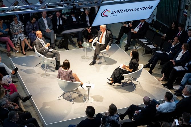 Blick in die 1. Diskussionsrunde der Zeitenwende on tour in Berlin.